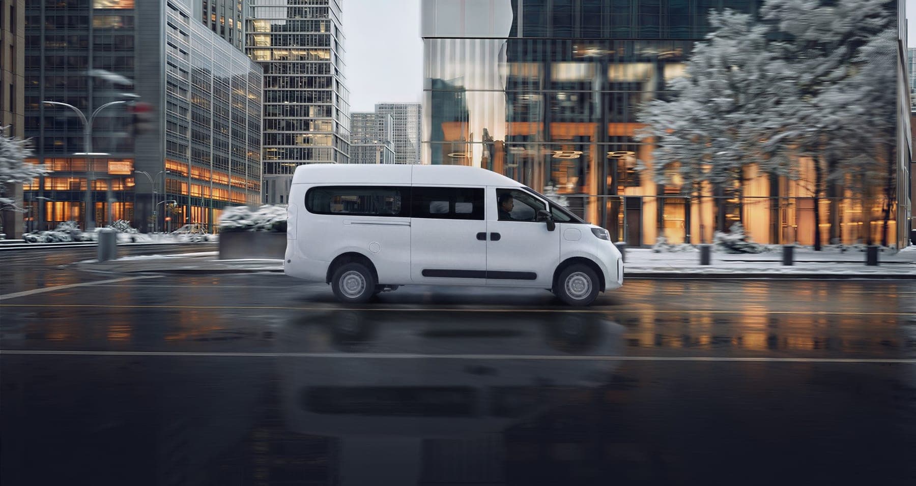 MAXUS Dana Super EREV Van 2026 — فان بضائع كهربائي بموسّع مدى للتصدير, منظر جانبي في شارع بالمدينة شتاءً