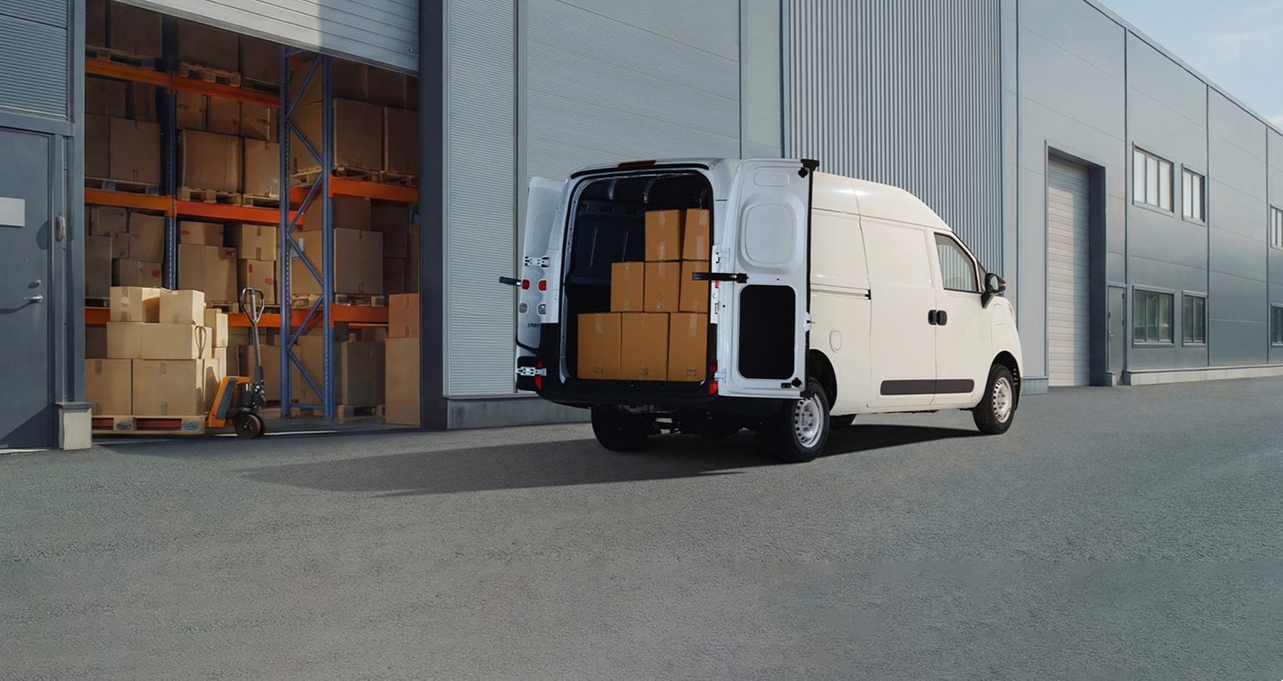 MAXUS Dana Super EREV Van 2026 — فان بضائع كهربائي بموسّع مدى للتصدير, حيز بضائع محمّل في مستودع توزيع