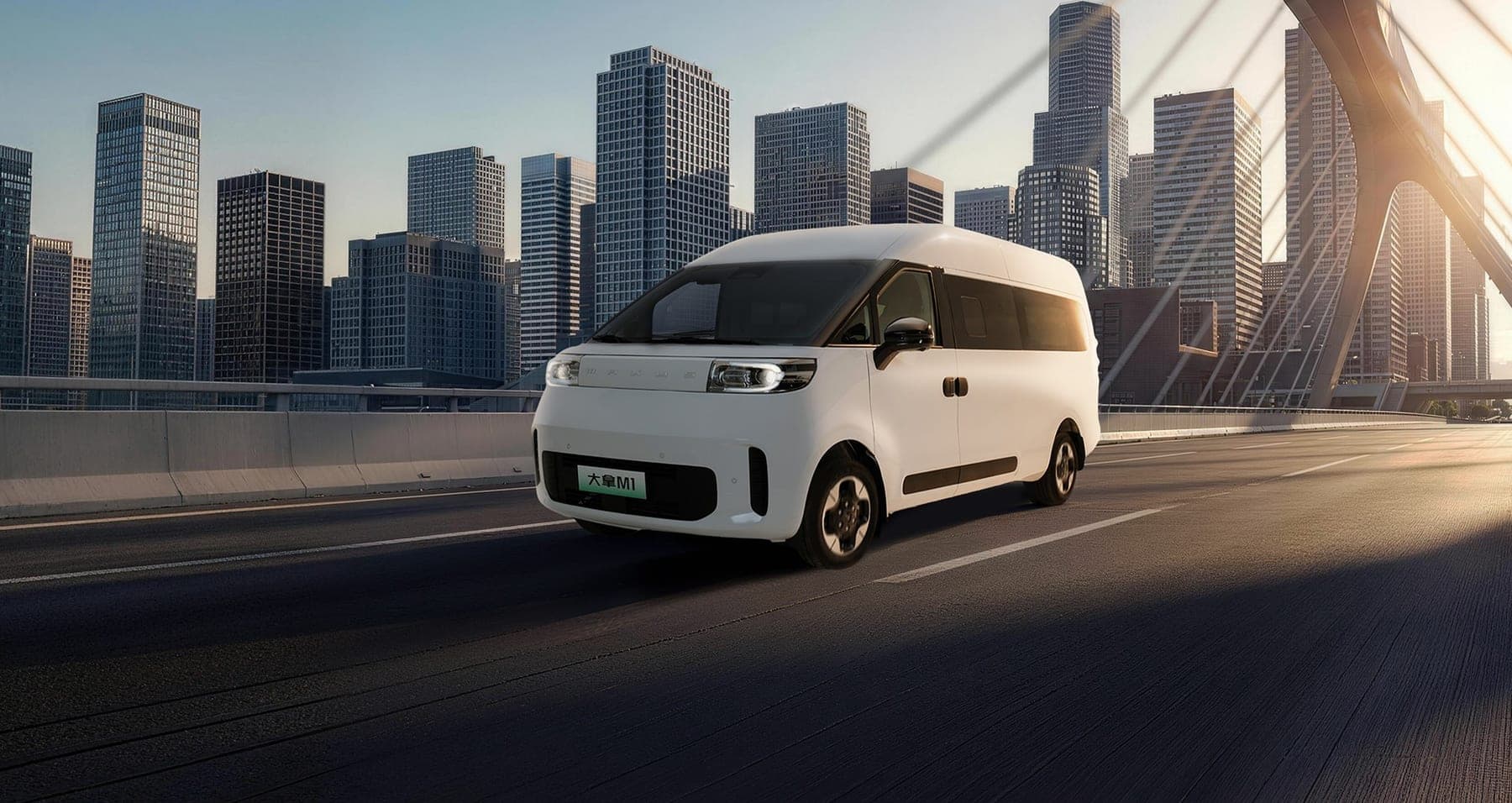 MAXUS Dana M1 Electric Van 2026 — Furgoneta eléctrica de pasajeros de nueve plazas para exportación, vista frontal de tres cuartos en la ciudad