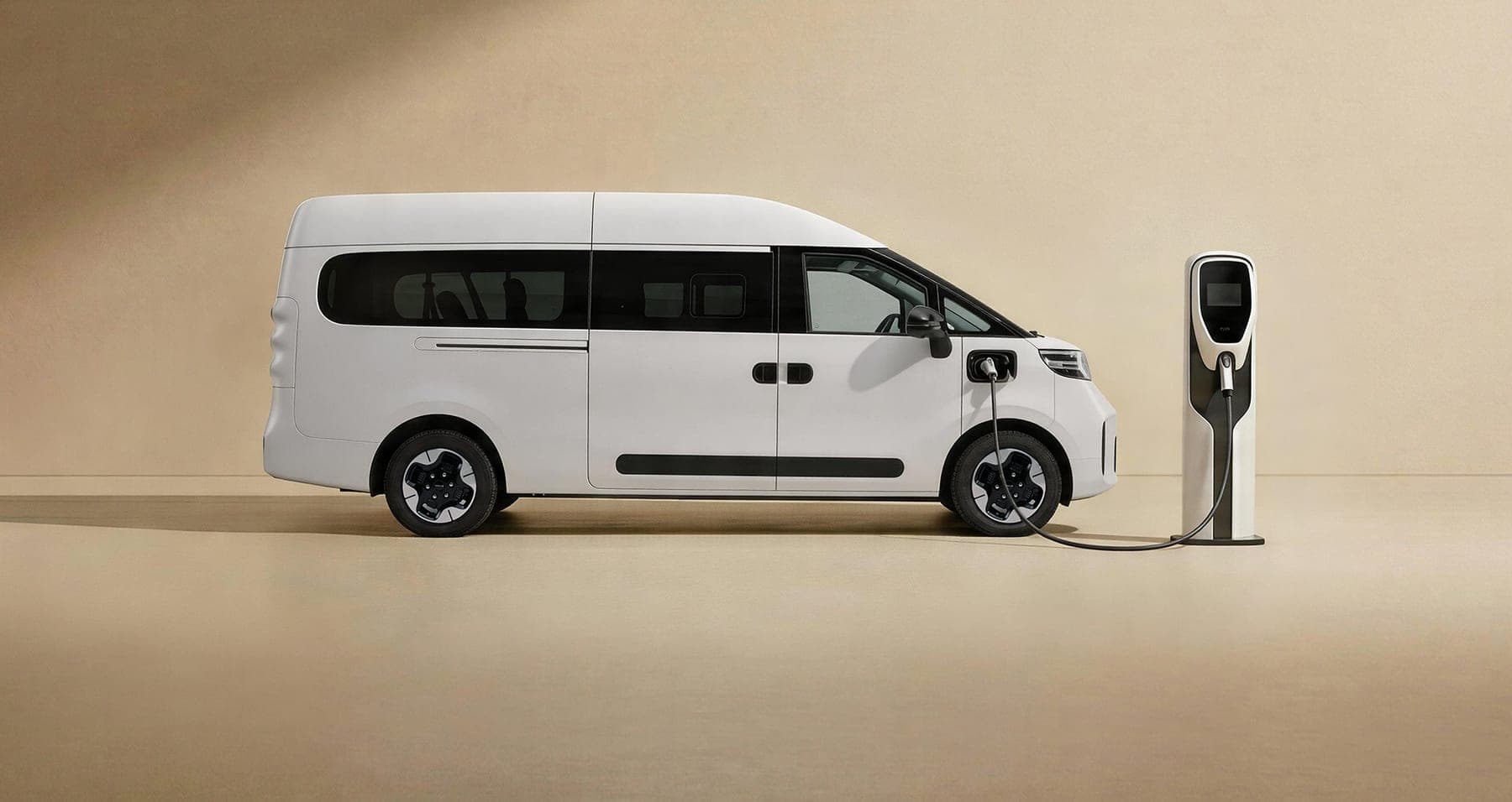 MAXUS Dana M1 Electric Van 2026 — Furgoneta eléctrica de pasajeros de nueve plazas para exportación, vista lateral cargando en un punto DC