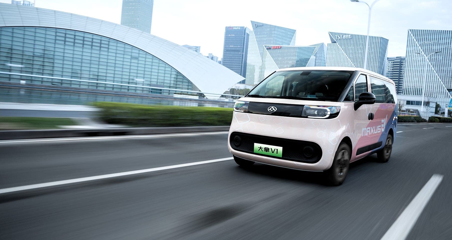MAXUS Dana V1 Electric Van 2026 — Furgoneta de carga eléctrica compacta para exportación, vista frontal de tres cuartos en una vía urbana