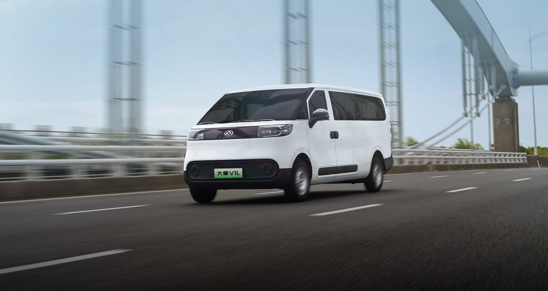 MAXUS Dana V1L Electric Van 2026 — فان بضائع كهربائي بقاعدة عجلات طويلة للتصدير, منظر أمامي جانبي على جسر