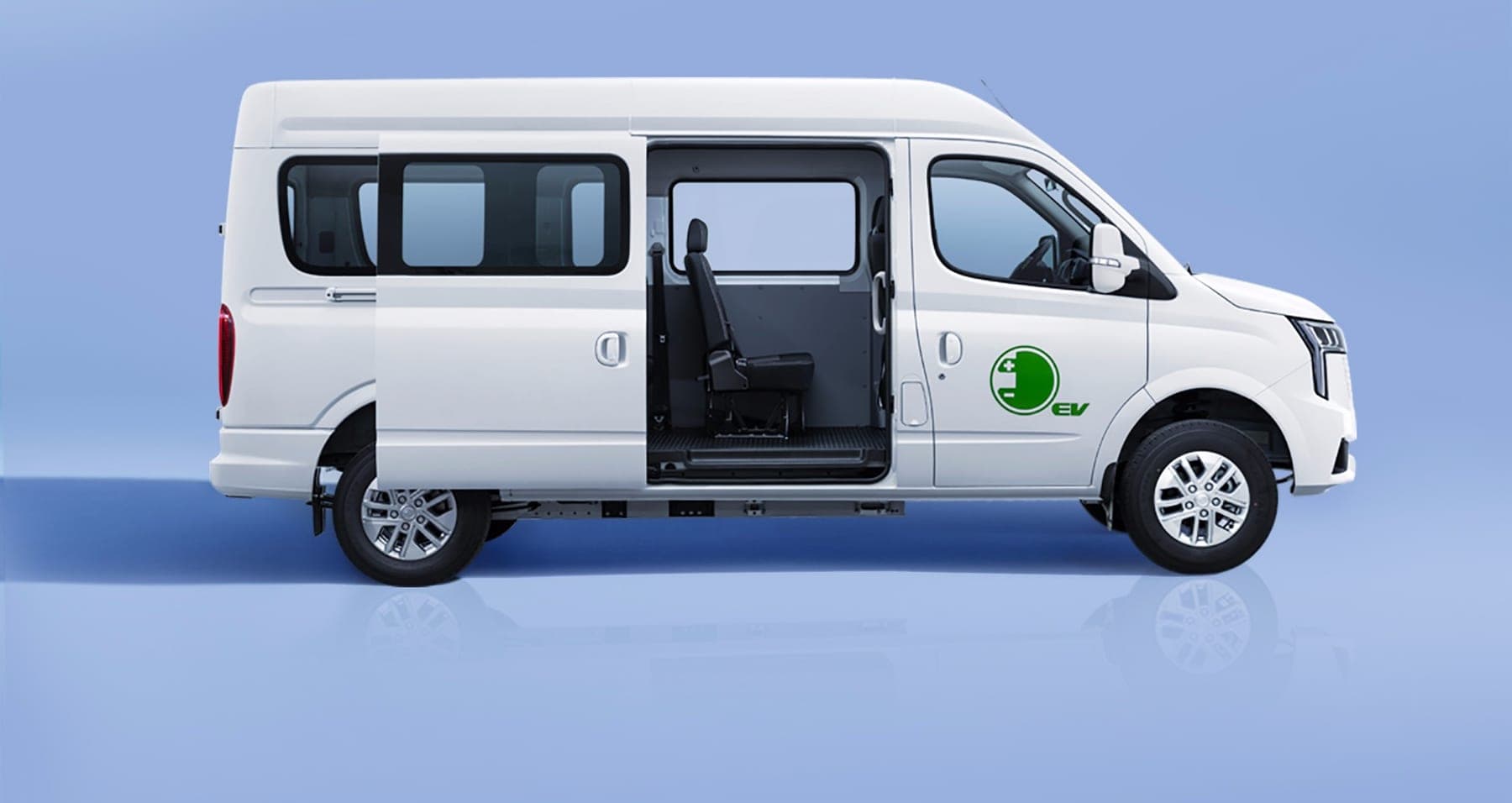 MAXUS EV80 PRO 2026 — فان بضائع كهربائي مغلق للتصدير, منظر جانبي مع الباب المنزلق مفتوحًا