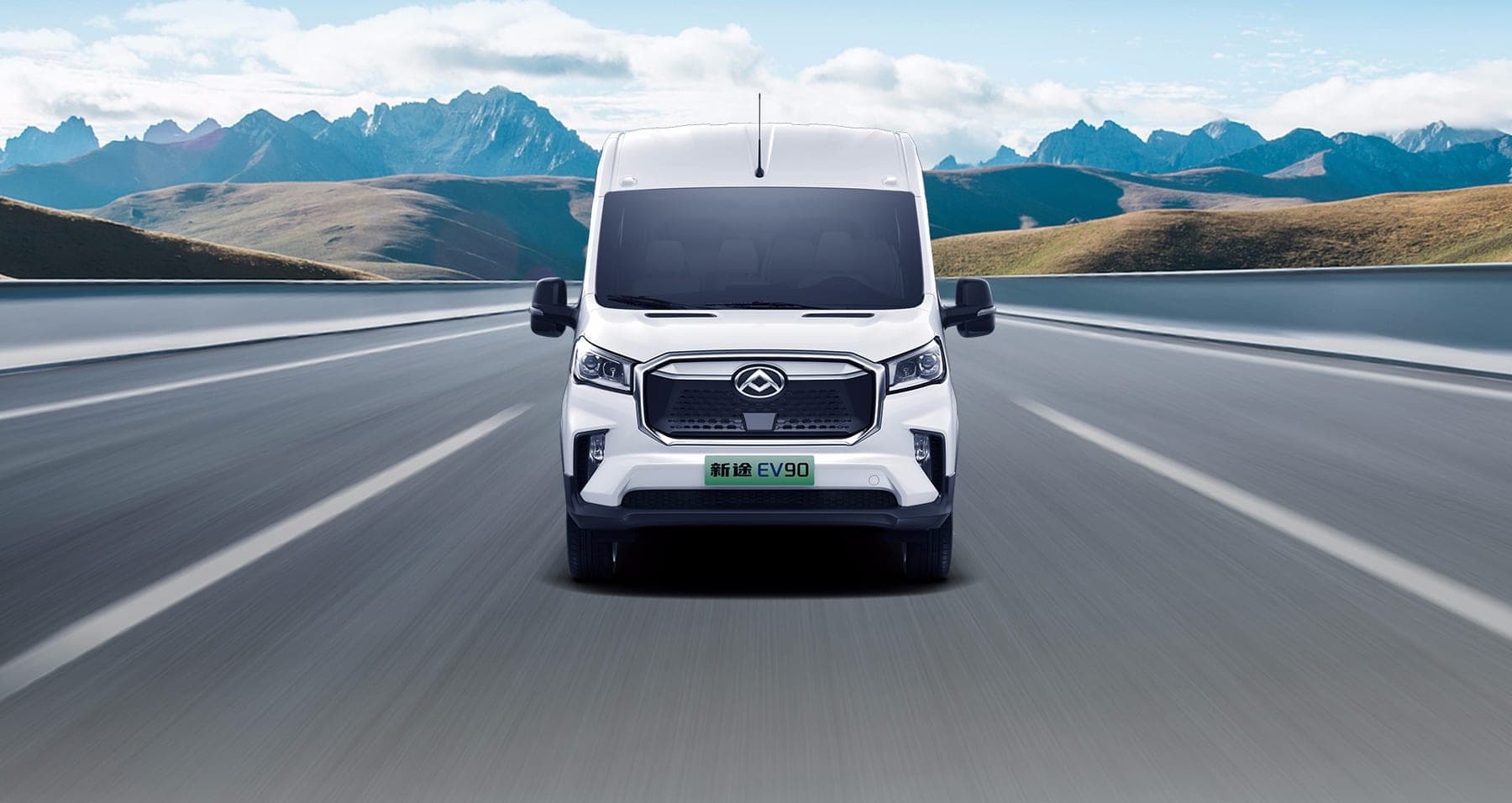 MAXUS EV90 2026 — فان كهربائي كبير وحافلة صغيرة من 9 إلى 15 مقعدًا للتصدير, منظر أمامي جانبي على طريق مفتوح