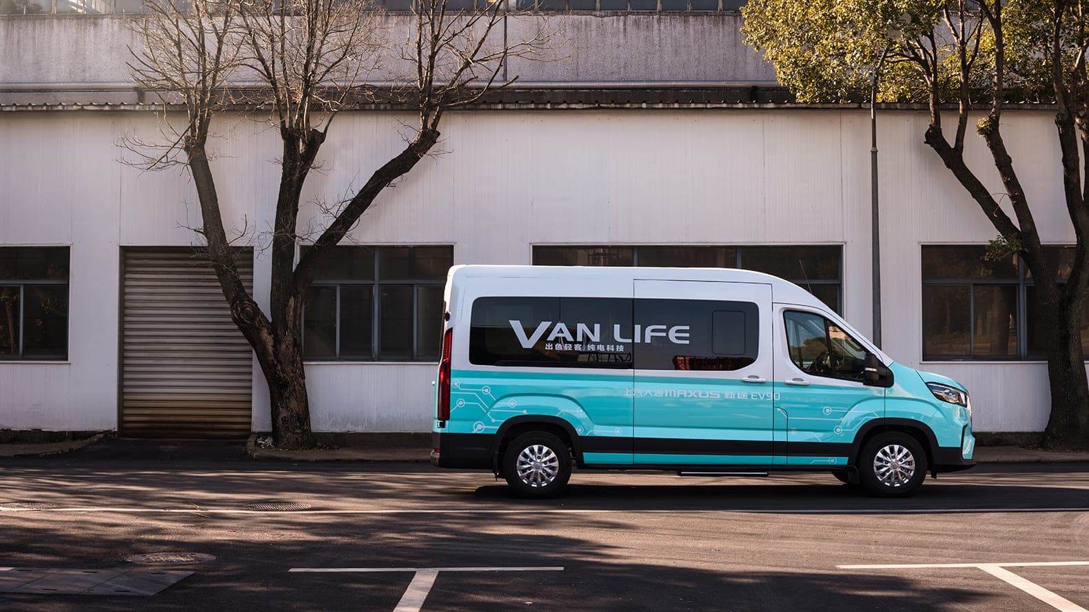 MAXUS EV90 2026 — فان كهربائي كبير وحافلة صغيرة من 9 إلى 15 مقعدًا للتصدير, منظر جانبي لهيكل السقف المرتفع