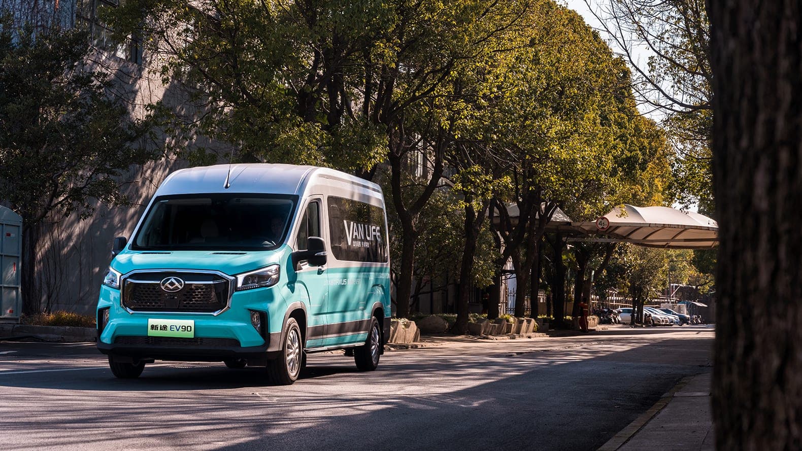 MAXUS EV90 2026 — فان كهربائي كبير وحافلة صغيرة من 9 إلى 15 مقعدًا للتصدير, منظر أمامي جانبي لهيكل الركاب