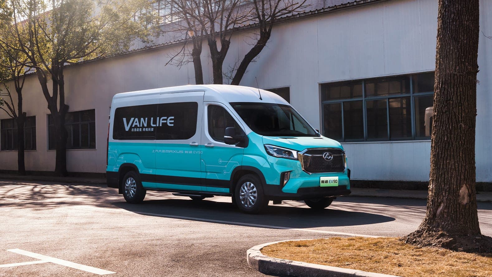 MAXUS EV90 2026 — فان كهربائي كبير وحافلة صغيرة من 9 إلى 15 مقعدًا للتصدير, منظر جانبي لهيكل قاعدة العجلات الطويلة