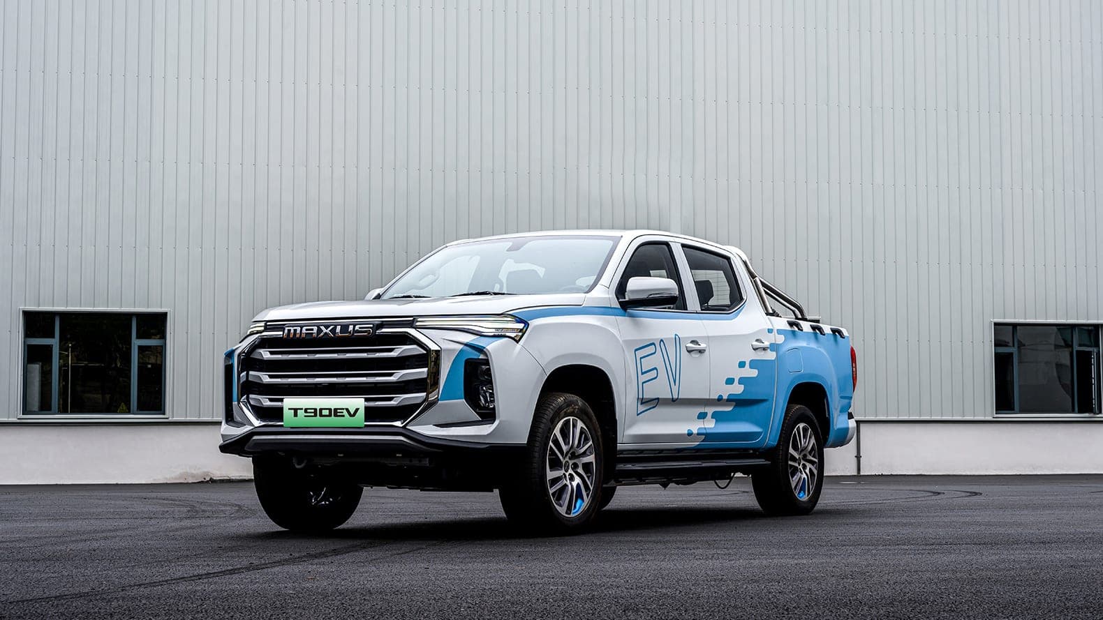 MAXUS T90 EV 2026 — بيك أب كهربائي بكابينة مزدوجة للتصدير, منظر أمامي جانبي