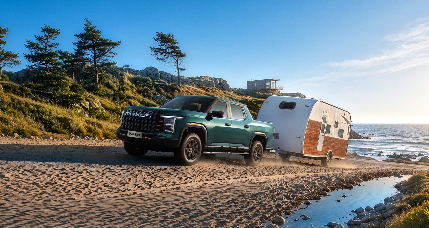 MAXUS Interstellar X 2027 — بيك أب ديزل بكابينة مزدوجة للتصدير, تقطر كرفانًا على طريق ساحلي