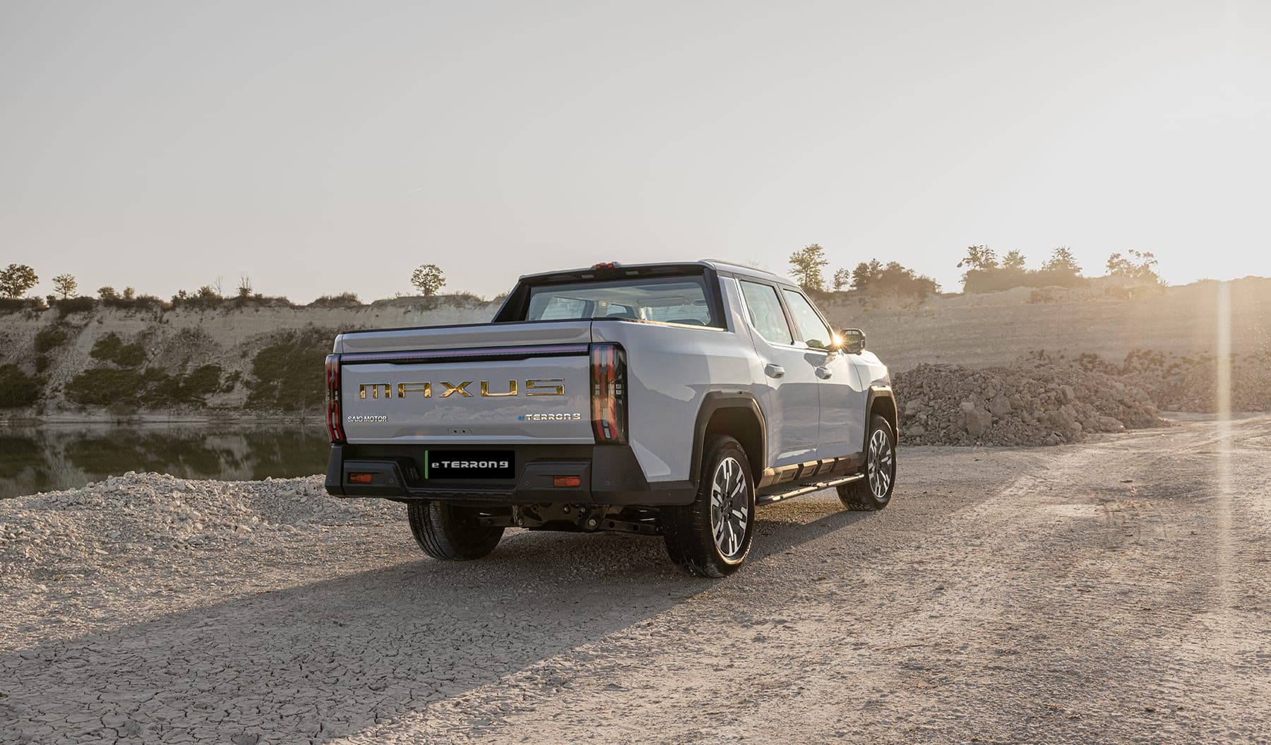 MAXUS eTerron 9 2026 — Pickup eléctrica doble cabina para exportación, vista trasera tres cuartos