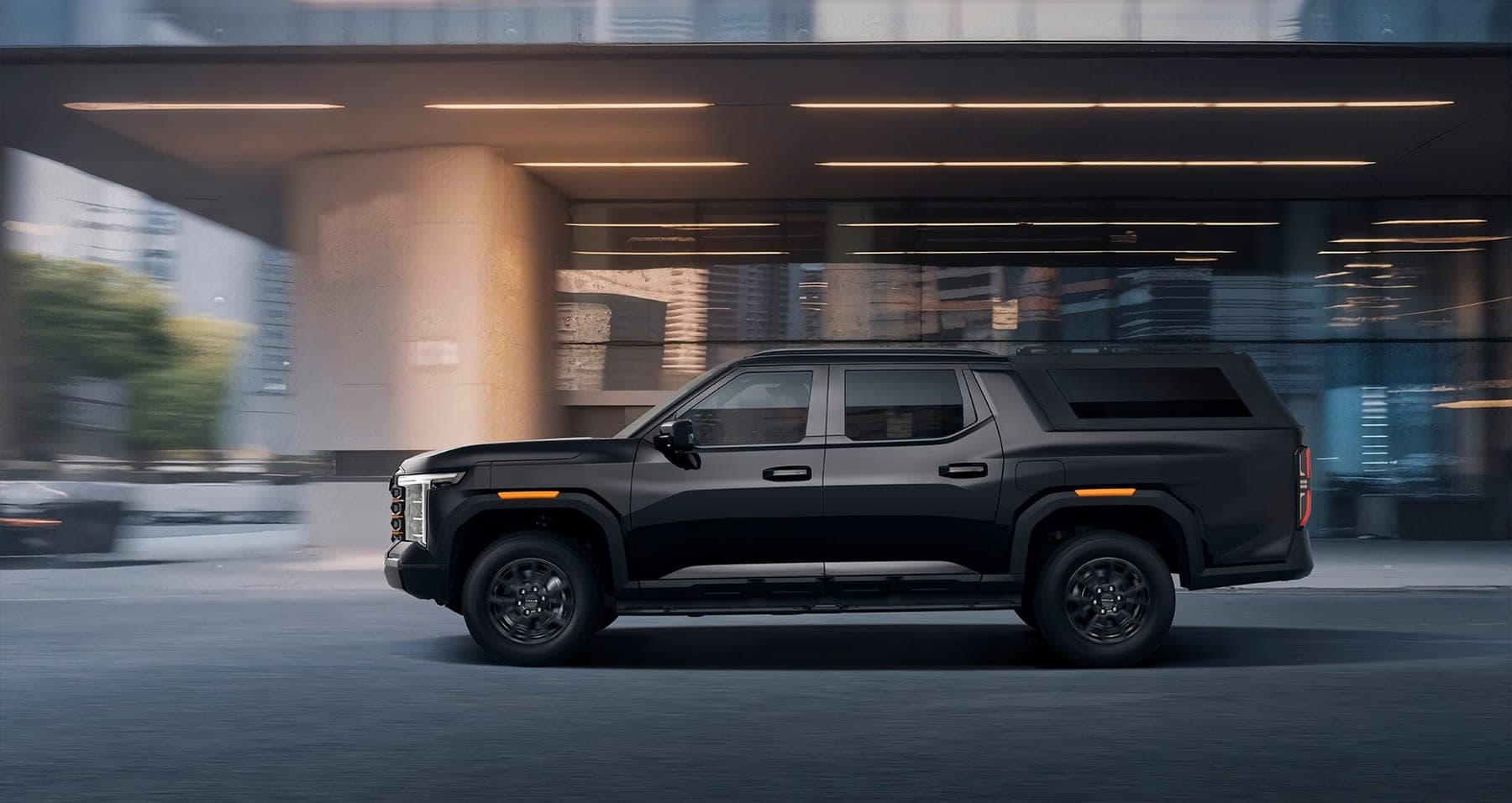 MAXUS Interstellar X Passenger Edition 2027 — بيك أب بكابينة مزدوجة مع غطاء صلب مدمج للتصدير, منظر جانبي في بيئة حضرية