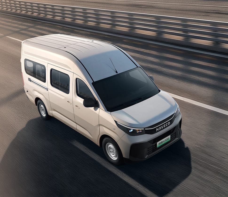 MAXUS Lingsheng V100 Electric Van 2026 — فان بضائع كهربائي بهيكل عريض للتصدير, منظر أمامي جانبي أثناء السير
