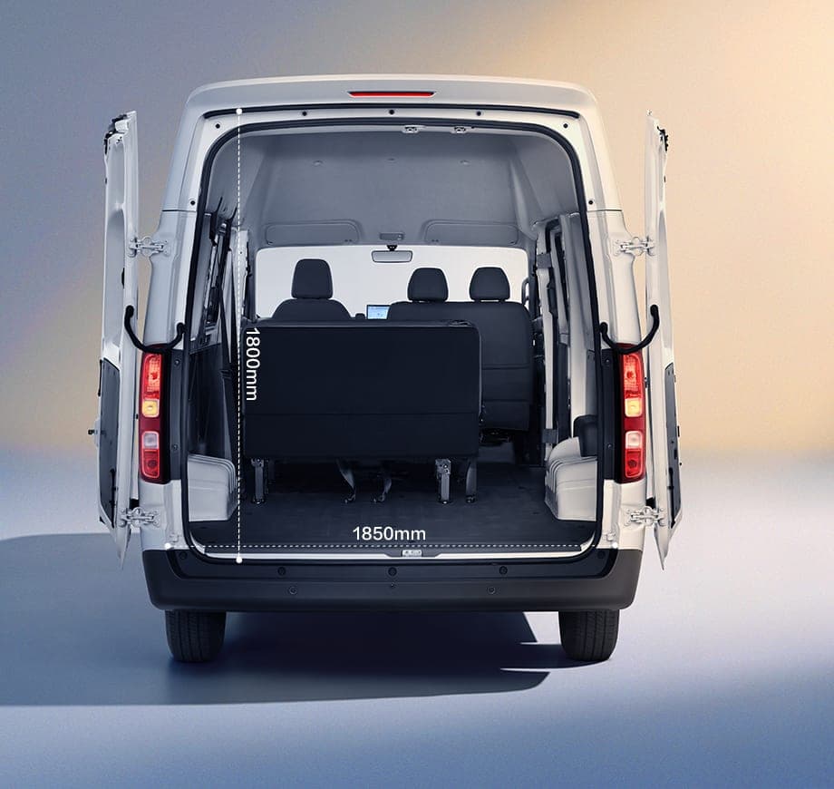 MAXUS Lingsheng V100 Electric Van 2026 — فان بضائع كهربائي بهيكل عريض للتصدير, الأبواب الخلفية مفتوحة تُظهر حيز التحميل