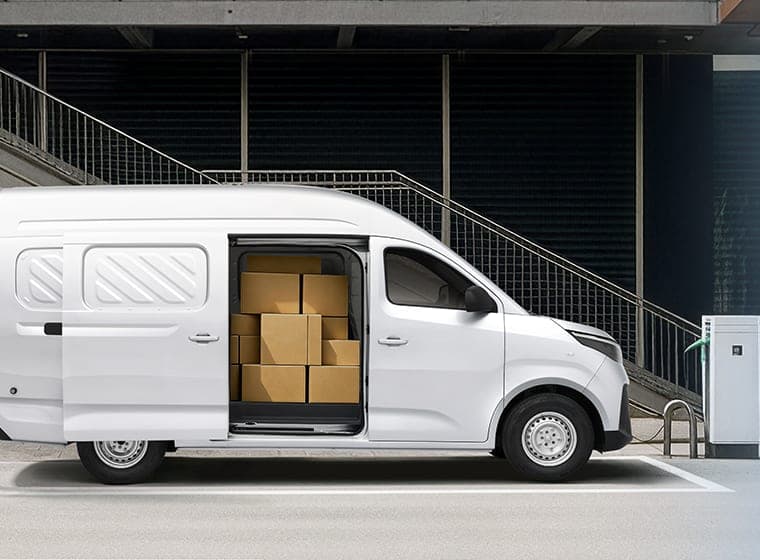 MAXUS Lingsheng V100 Electric Van 2026 — فان بضائع كهربائي بهيكل عريض للتصدير, منظر جانبي مع الباب المنزلق مفتوحًا ومحمّلًا