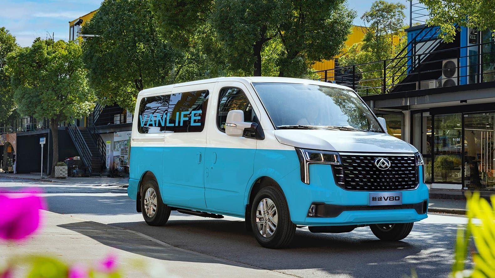 MAXUS V80 PRO 2026 — فان بضائع ديزل، وCombi، وحافلة صغيرة للتصدير, منظر أمامي جانبي في شارع بالمدينة