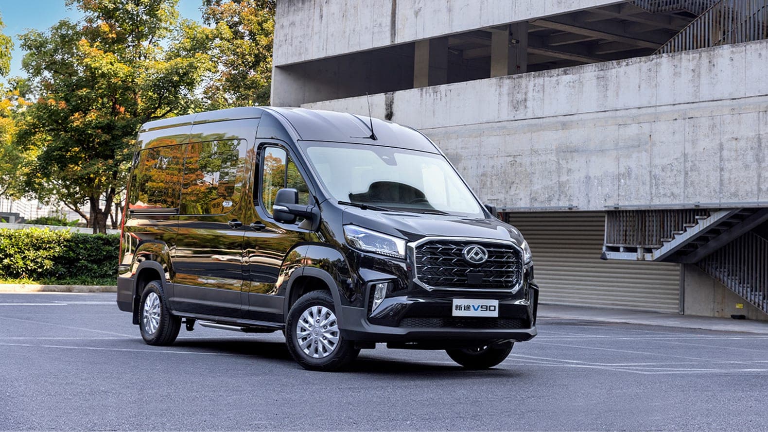 2026 MAXUS V90 — Large Diesel Van and 9–15 Seat Minibus for export, front three-quarter view