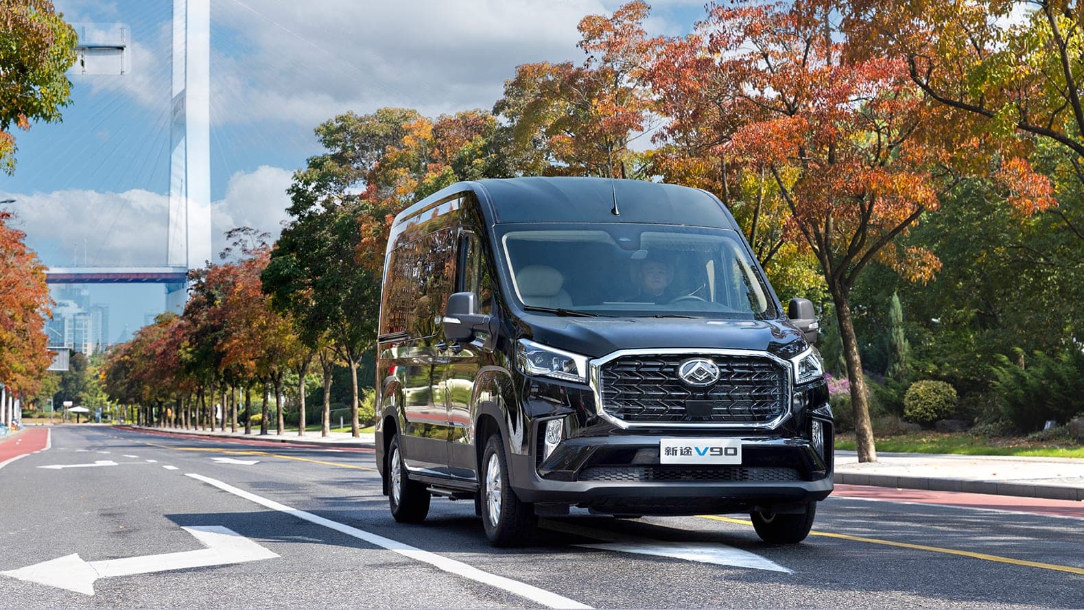 MAXUS V90 2026 — فان ديزل كبير وحافلة صغيرة من 9 إلى 15 مقعدًا للتصدير, منظر أمامي على طريق مفتوح