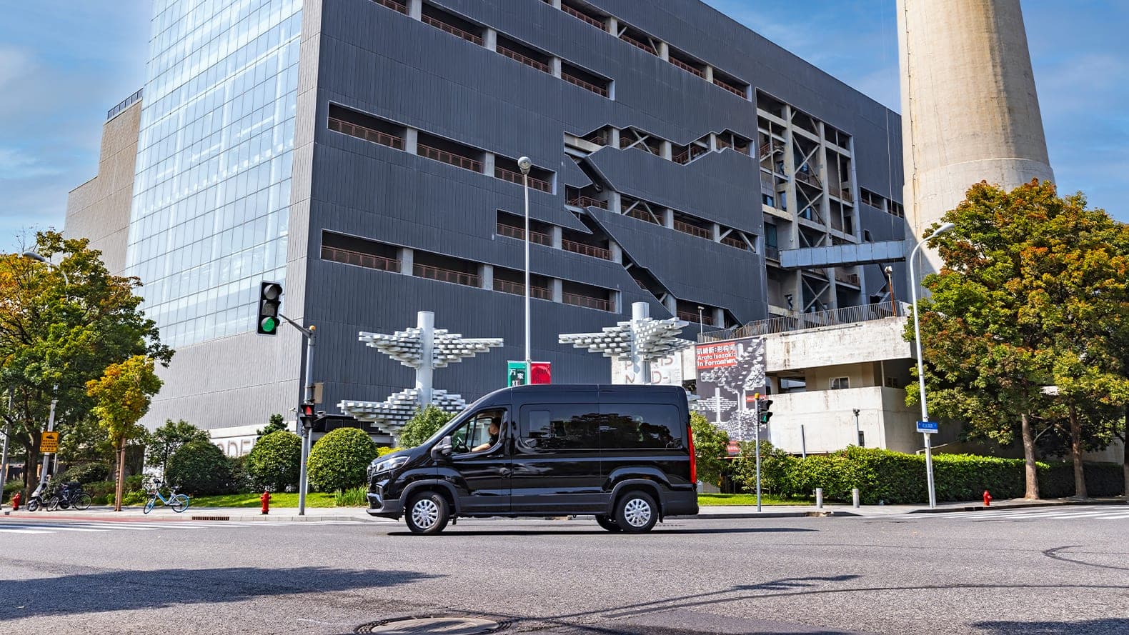 MAXUS V90 2026 — فان ديزل كبير وحافلة صغيرة من 9 إلى 15 مقعدًا للتصدير, منظر جانبي في بيئة حضرية