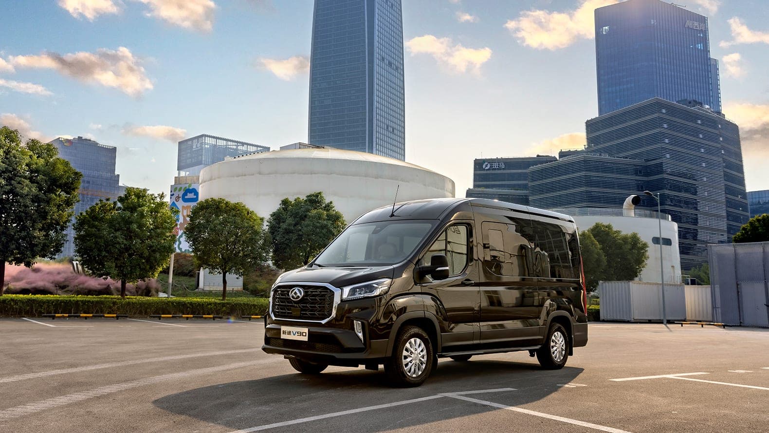 MAXUS V90 2026 — فان ديزل كبير وحافلة صغيرة من 9 إلى 15 مقعدًا للتصدير, منظر أمامي جانبي في المدينة