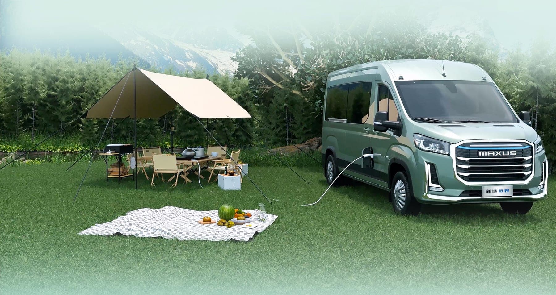 MAXUS Yuanjie DM-D Hybrid Van 2026 — فان هجين كبير وحافلة صغيرة للتصدير, منظر جانبي أثناء تزويد مخيم بالطاقة